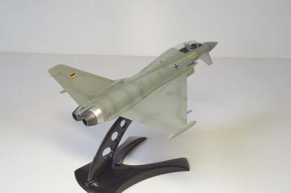 Коллекционная модель Самолёт Eurofighter 2000B 30+01 ВВС Германии изготовлена из пластика, что позволяет более детально отлить все даже мелкие детали. Детализация у пластиковых моделей намного выше, нежели у моделей из металла. 