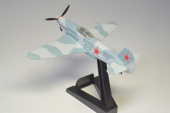 Коллекционная модель Самолет Як-3 1-й Восточная Россия 1944г. изготовлена из пластика, что позволяет более детально отлить все даже мелкие детали. Детализация у пластиковых моделей намного выше, нежели у моделей из металла.