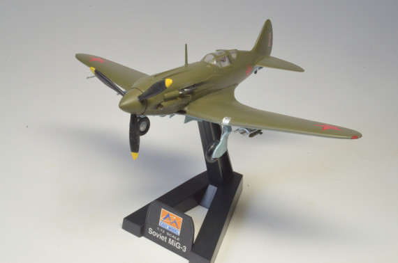 Коллекционная модель Самолет МиГ-3, 1941г. изготовлена из пластика, что позволяет более детально отлить все даже мелкие детали. Детализация у пластиковых моделей намного выше, нежели у моделей из металла. 
