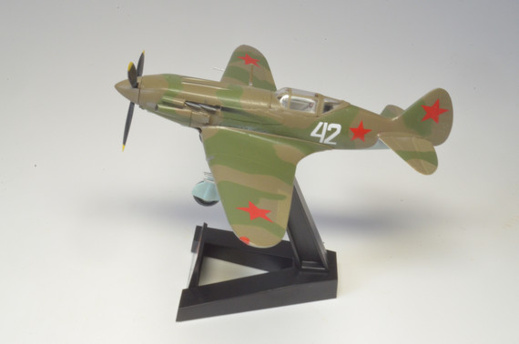 Коллекционная модель Самолет МиГ-3, 7-й ИАП, 1941 г. изготовлена из пластика, что позволяет более детально отлить все даже мелкие детали. Детализация у пластиковых моделей намного выше, нежели у моделей из металла