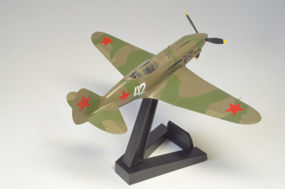 Коллекционная модель Самолет МиГ-3, 7-й ИАП, 1941 г. изготовлена из пластика, что позволяет более детально отлить все даже мелкие детали. Детализация у пластиковых моделей намного выше, нежели у моделей из металла