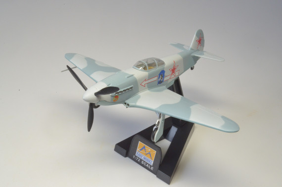 Коллекционная модель Самолет Як-3, 303-й ИАП 1945г. изготовлена из пластика, что позволяет более детально отлить все даже мелкие детали. Детализация у пластиковых моделей намного выше, нежели у моделей из металла.
