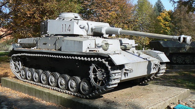 800px-Banska-Bystrica-nemecky-stredny-tank-PzKpfw_IV_AusfJ-1__